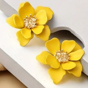 Elegant Yellow Floral Chunky Earrings NWT!